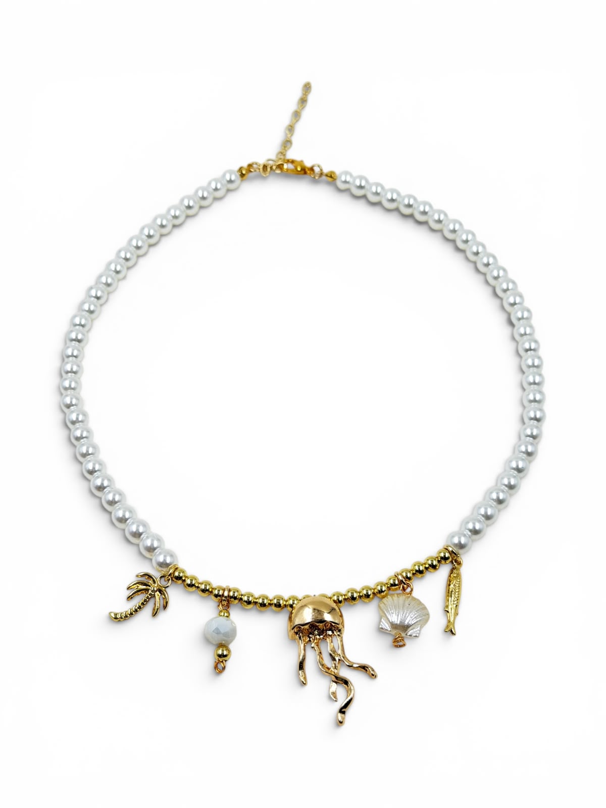 Collar artesanal con dijes inspirados en el mar, cristales y detalles metálicos, ideal para complementar looks elegantes y casuales.