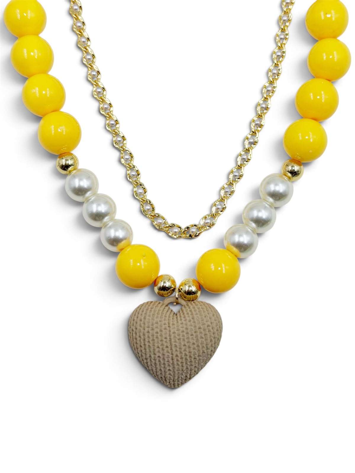Set de dos collares con diseño en capas, cuentas en tonos amarillo y perla, y dije de corazón con relieve 3D.