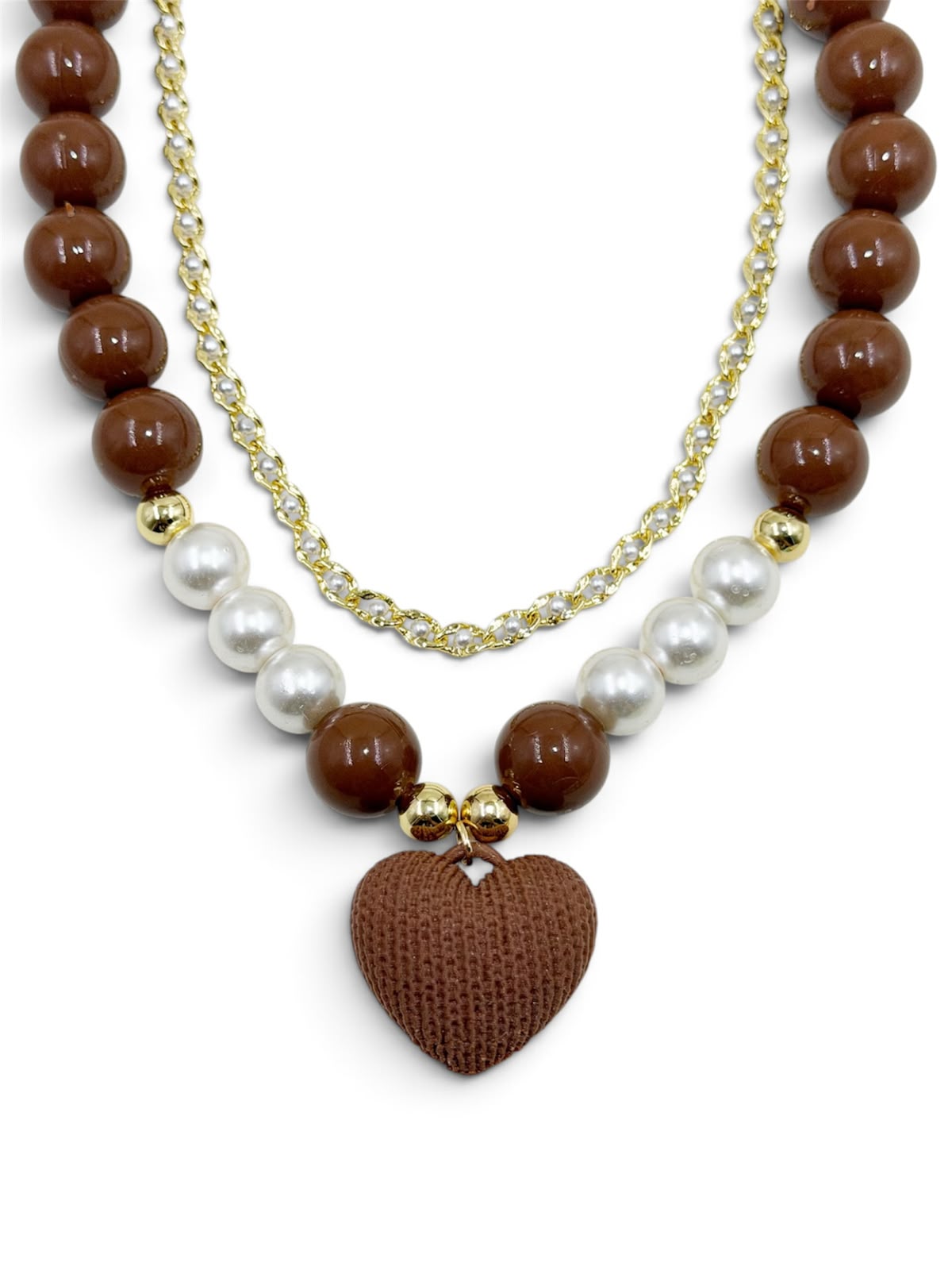 Set de dos collares con diseño en capas, cuentas en tonos amarillo y perla, y dije de corazón con relieve 3D.
