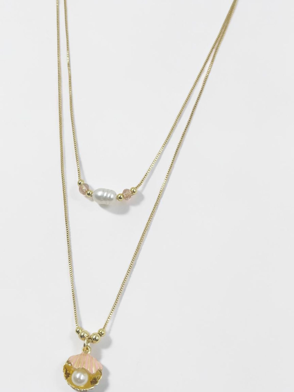 Collar de doble cadena con dije de concha marina y perla