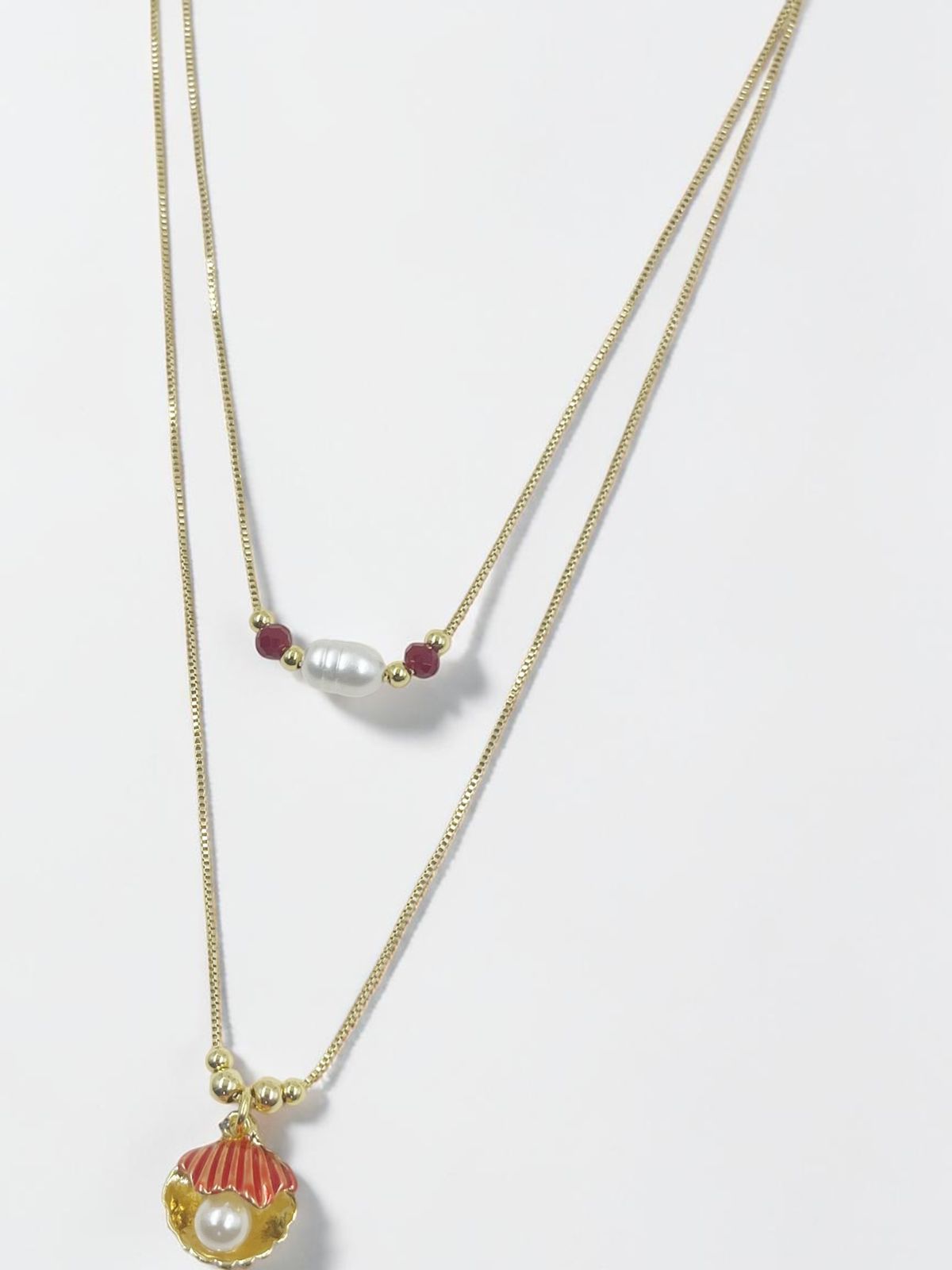 Collar de doble cadena con dije de concha marina y perla