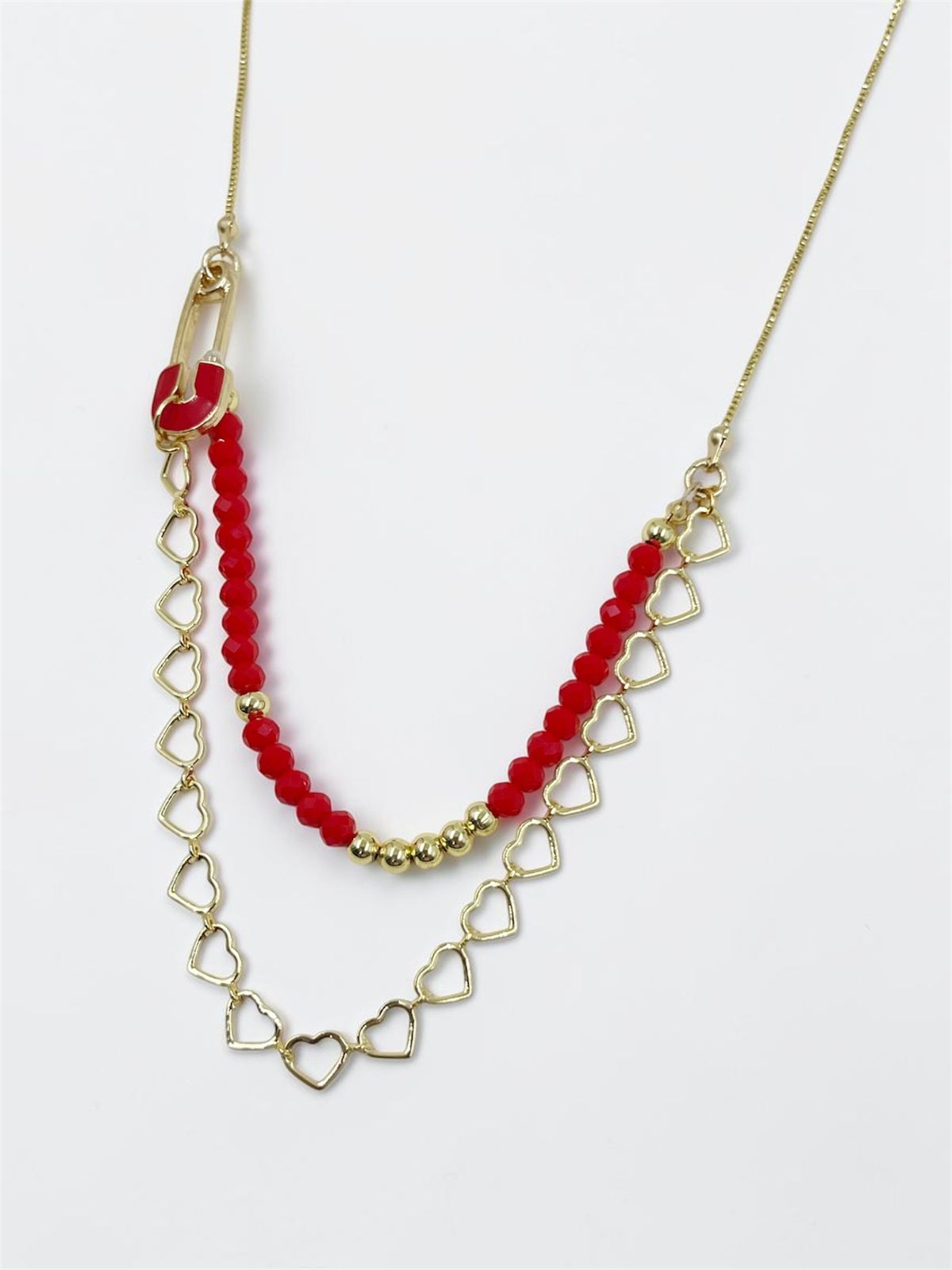 Collar Eslabón de Amor de dos piezas con cadena de corazones, cristales tipo dona, balines dorados y dije decorativo en forma de gancho.