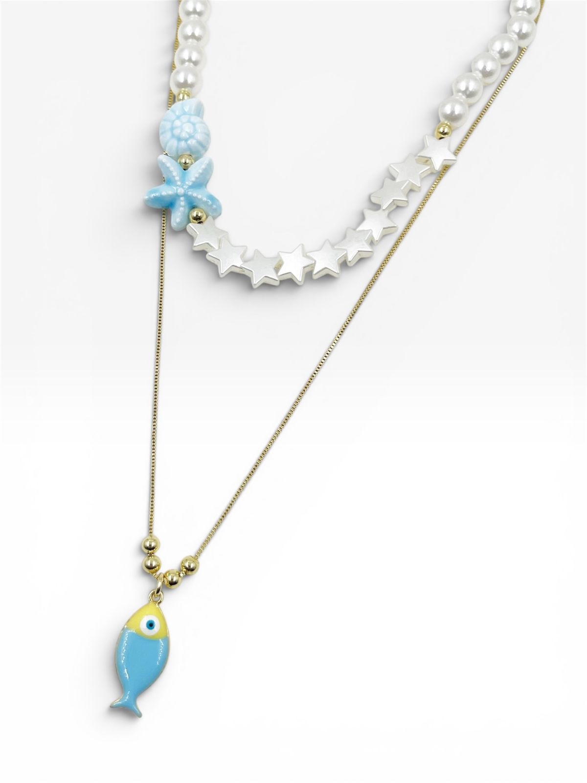 Collar Fishes Pearl de doble capa con perlas esmaltadas, estrellas perladas y dije de pez inspirado en el mar.