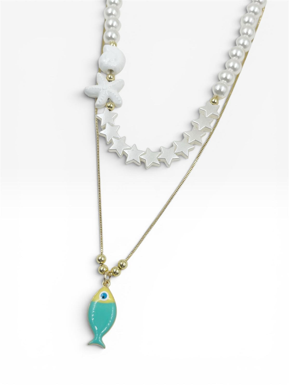 Collar Fishes Pearl de doble capa con perlas esmaltadas, estrellas perladas y dije de pez inspirado en el mar.