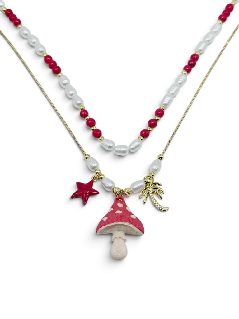 Set de dos collares en tonos rojo, blanco y dorado con dije de hongo y detalles inspirados en la naturaleza tropical.