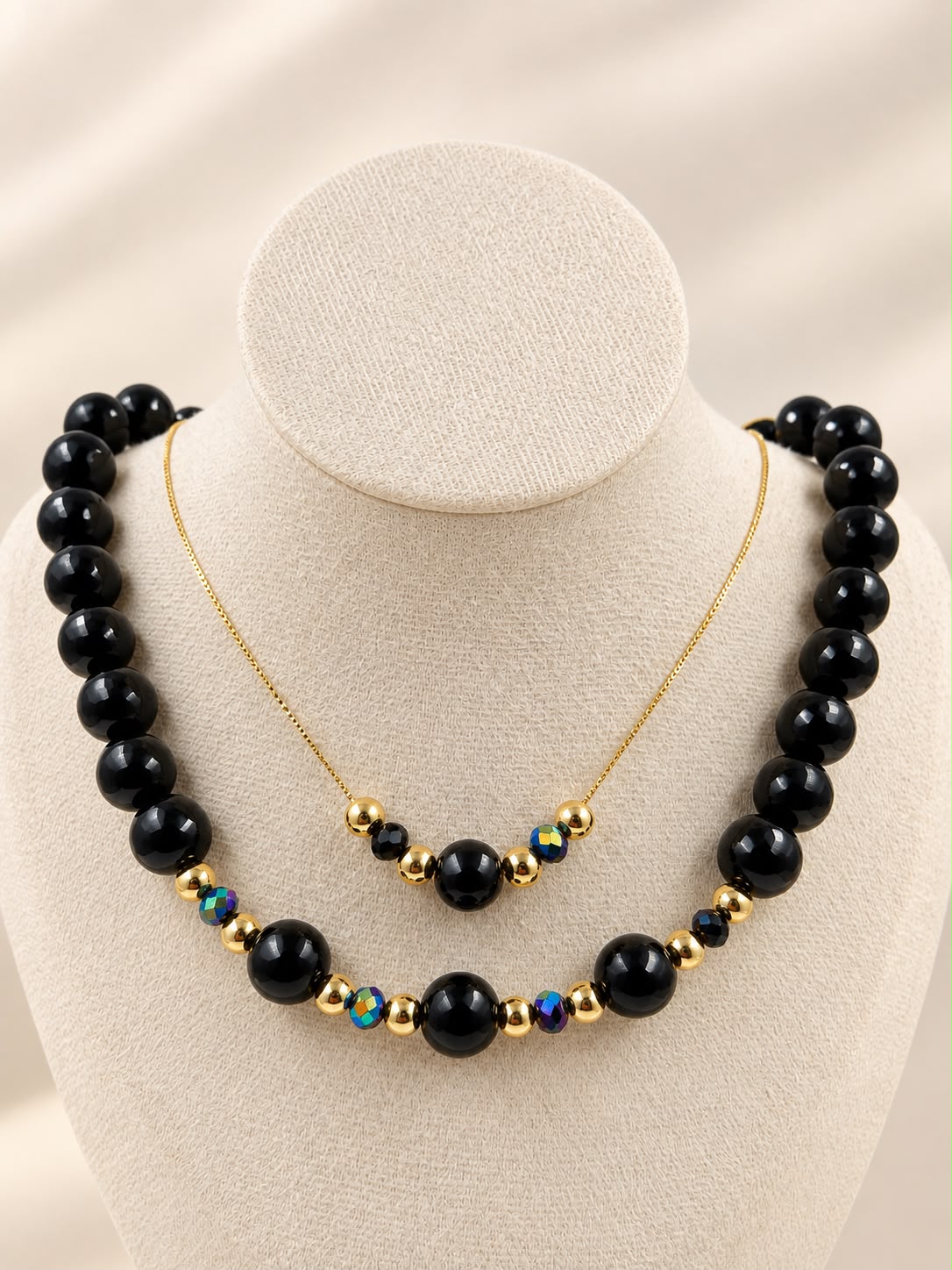 Set de 2 collares delicados con diseño moderno, detalles geométricos y estilo sofisticado.