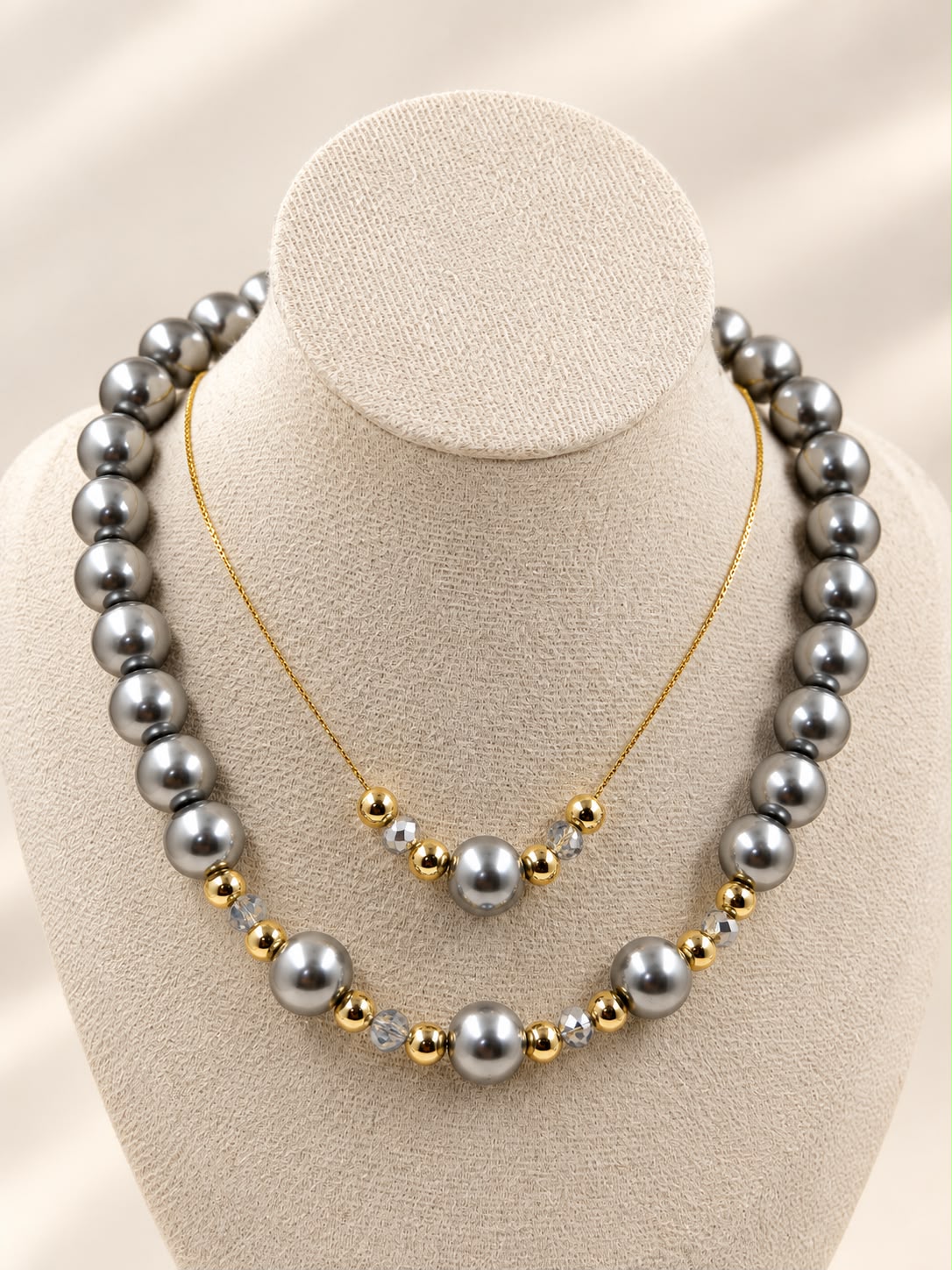 Set de 2 collares delicados con diseño moderno, detalles geométricos y estilo sofisticado.