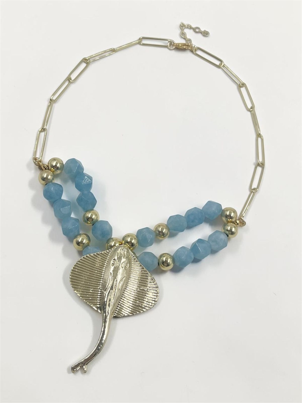 Collar Manta Esplendorosa elaborado con piedras naturales facetadas, doble cadena rodinada, esferas separadoras y dije de manta.