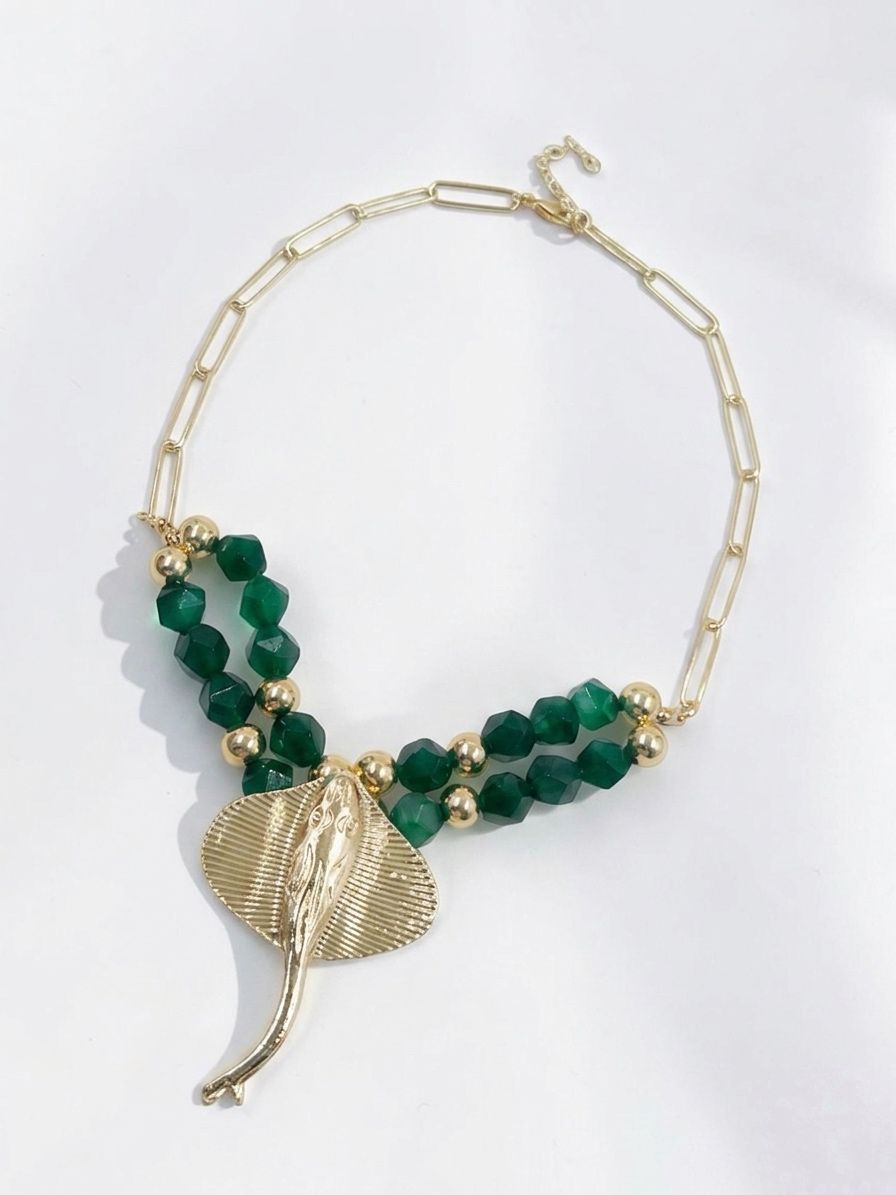 Collar Manta Esplendorosa elaborado con piedras naturales facetadas, doble cadena rodinada, esferas separadoras y dije de manta.