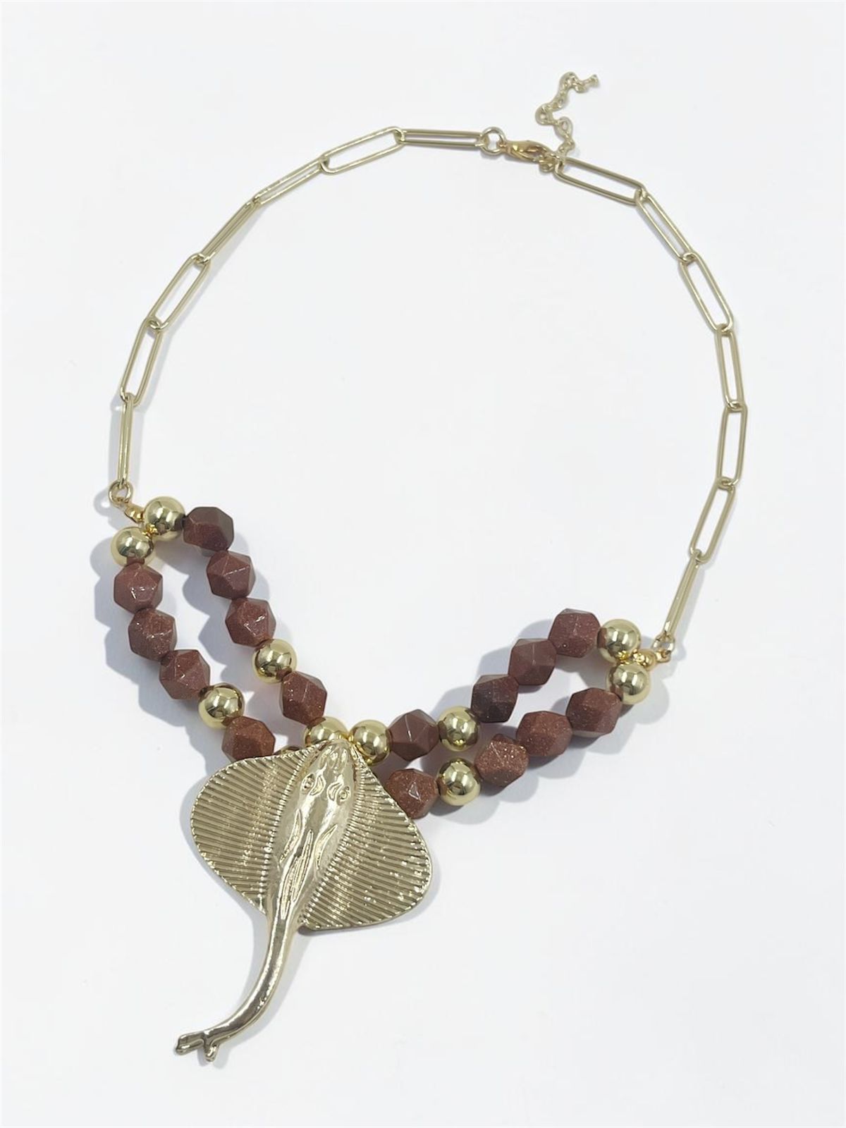 Collar Manta Esplendorosa elaborado con piedras naturales facetadas, doble cadena rodinada, esferas separadoras y dije de manta.