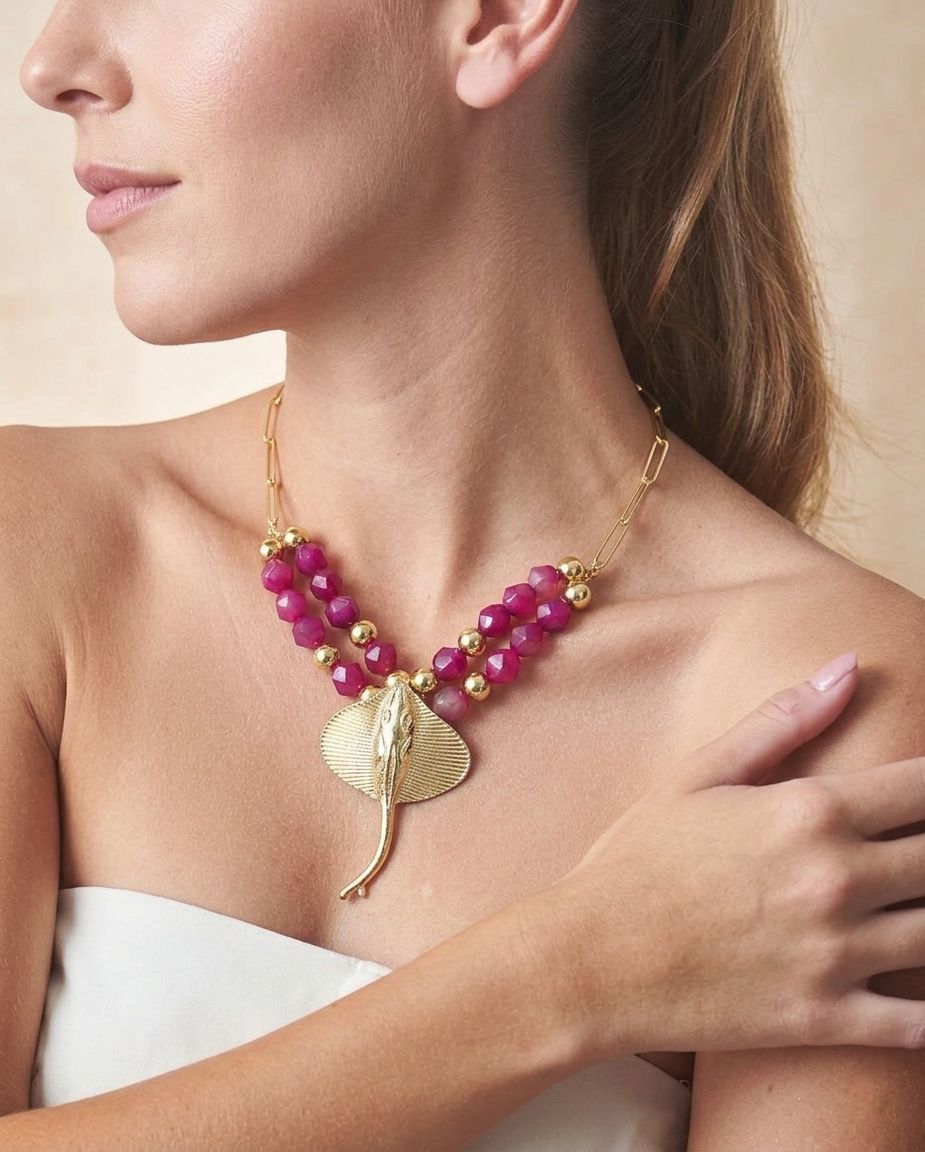 Collar Manta Esplendorosa elaborado con piedras naturales facetadas, doble cadena rodinada, esferas separadoras y dije de manta.
