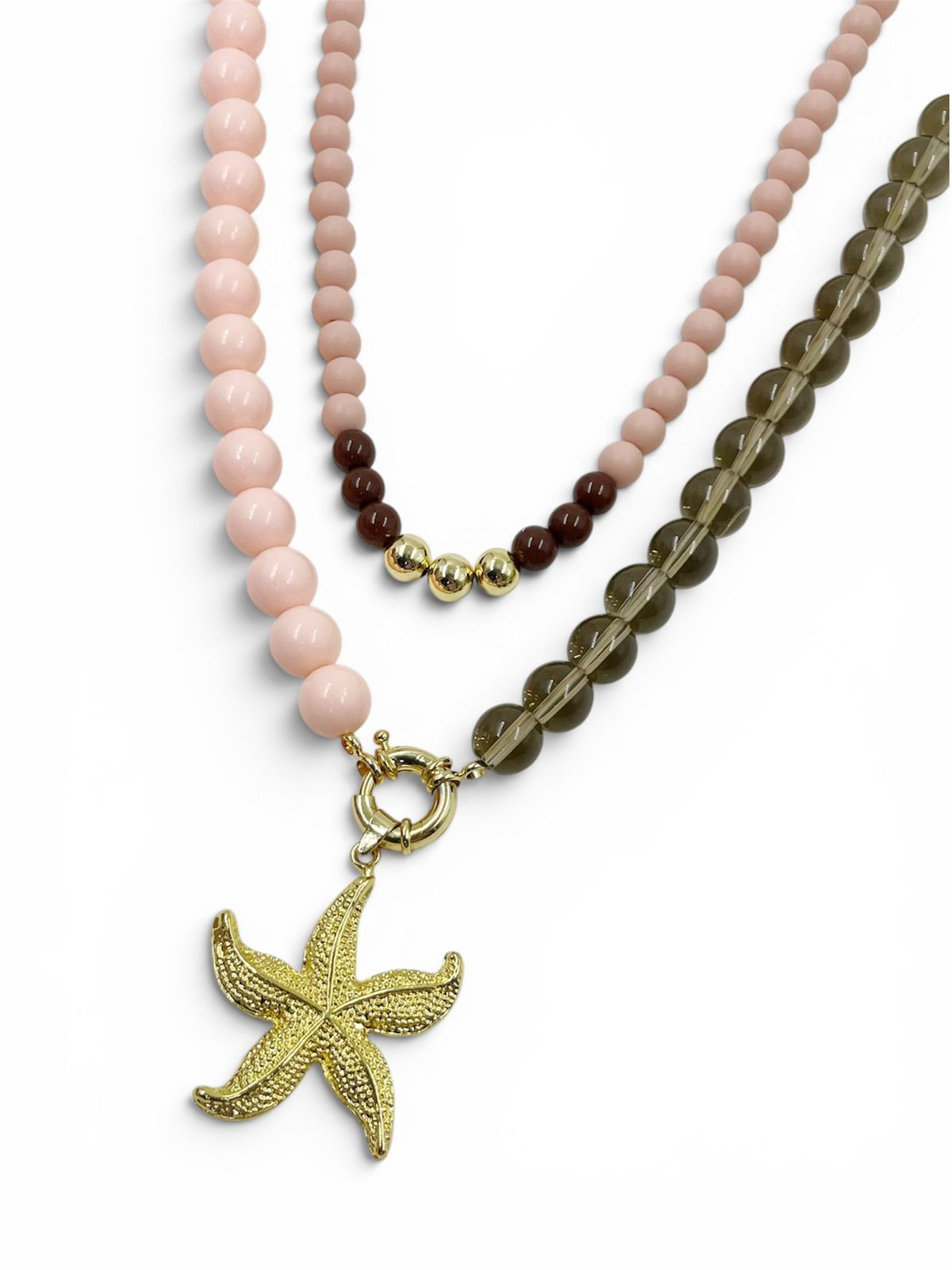Collar Mar de Bohemia con diseño de tres niveles y dije central de estrella de mar, ideal para complementar looks elegantes y casuales.