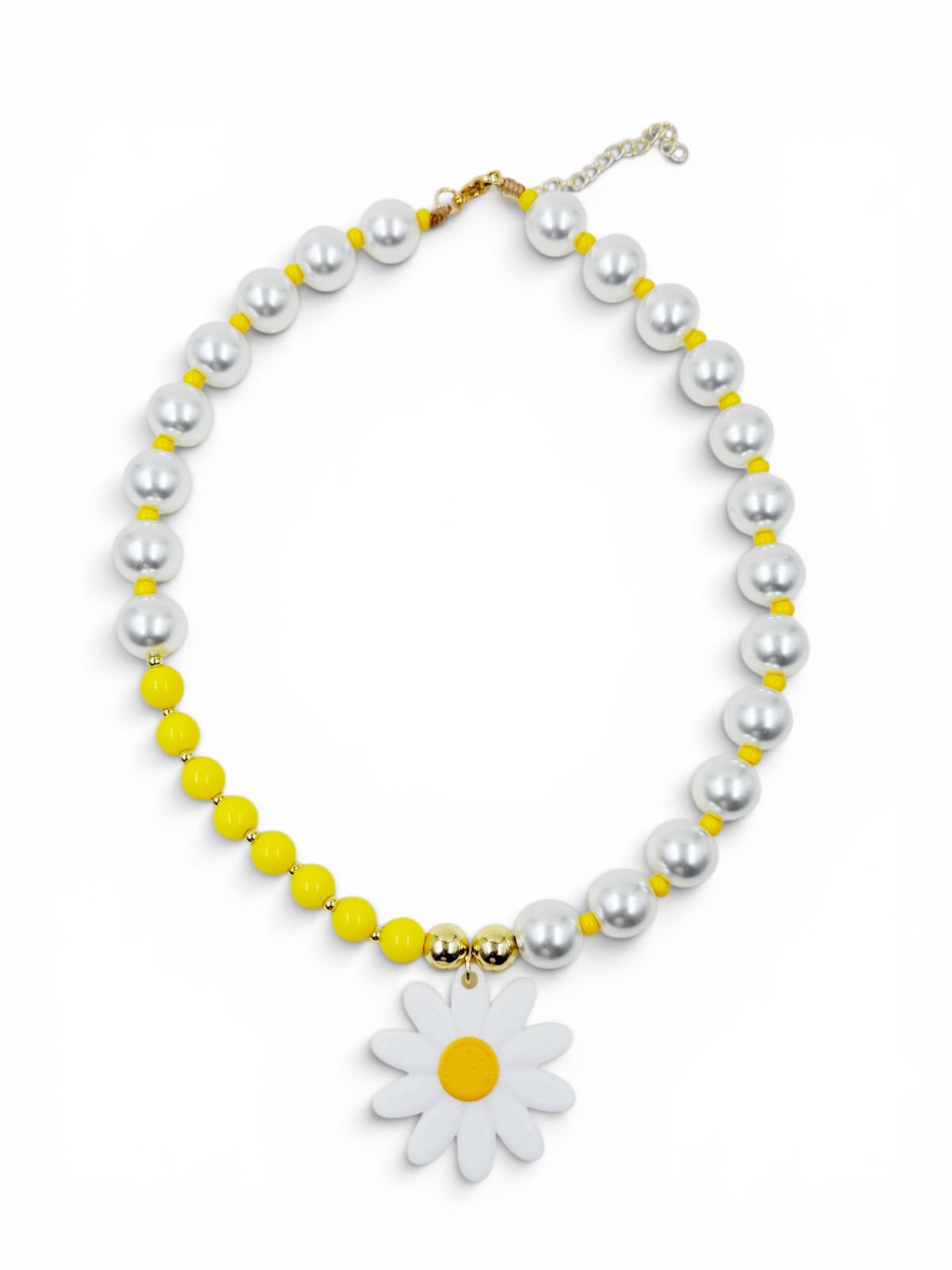 Collar de cuentas con dije central de margarita