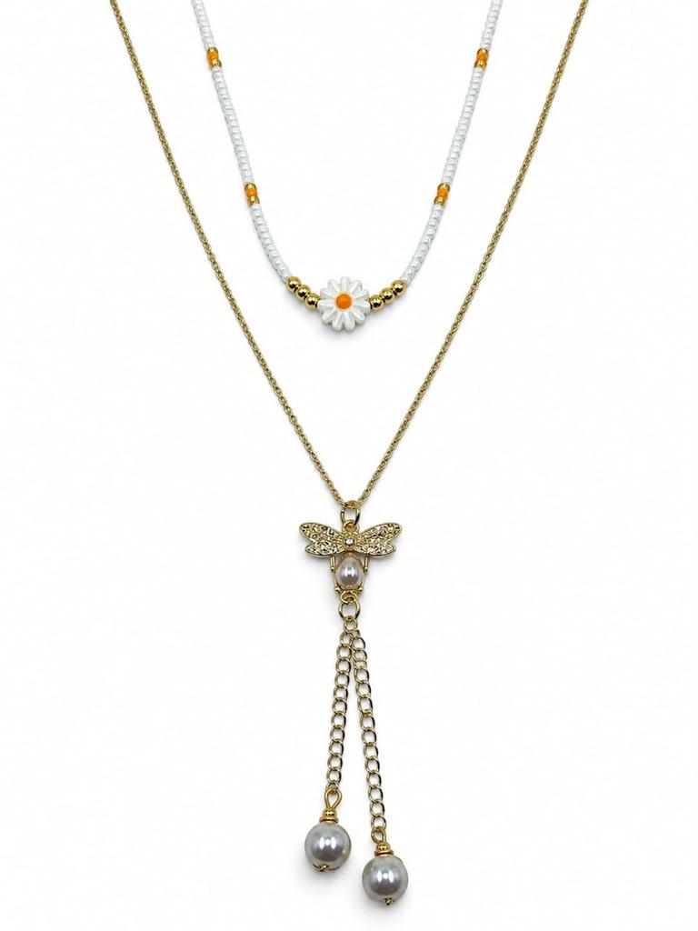 Set de dos collares en capas con detalle de flor, mariposa central y elementos colgantes.