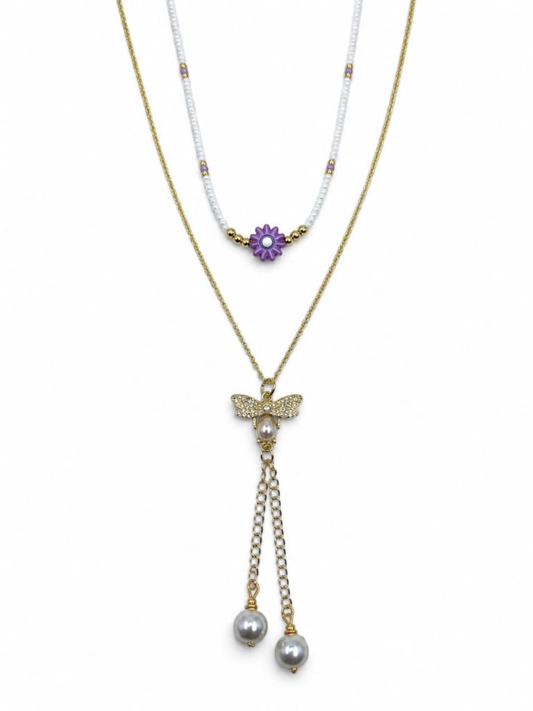 Set de dos collares en capas con detalle de flor, mariposa central y elementos colgantes.