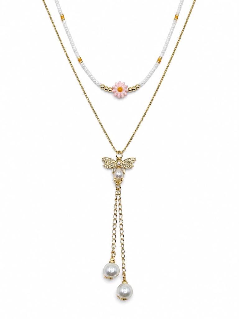 Set de dos collares en capas con detalle de flor, mariposa central y elementos colgantes.