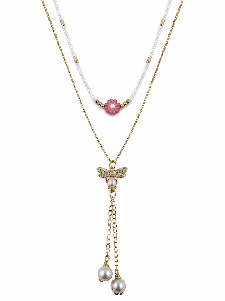 Set de dos collares en capas con detalle de flor, mariposa central y elementos colgantes.