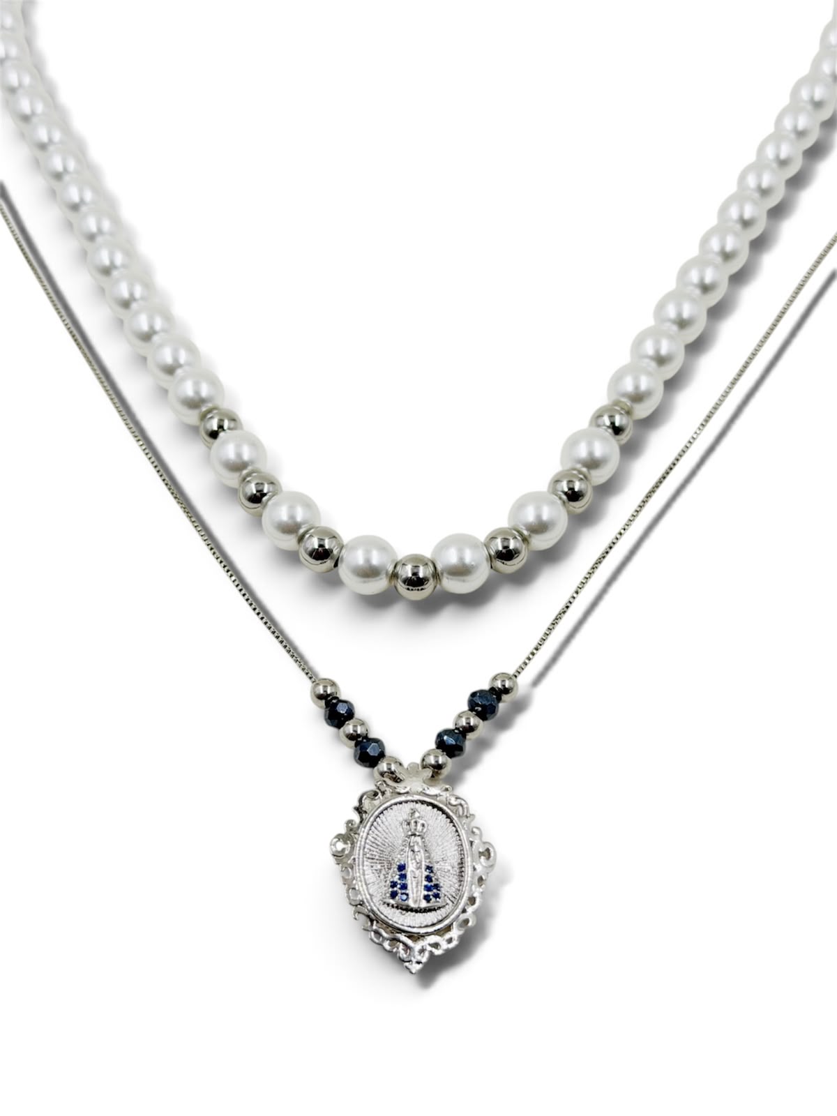 Collar de dos piezas con diseño en capas, medalla de la Virgen con detalles azules y gargantilla de estilo elegante.