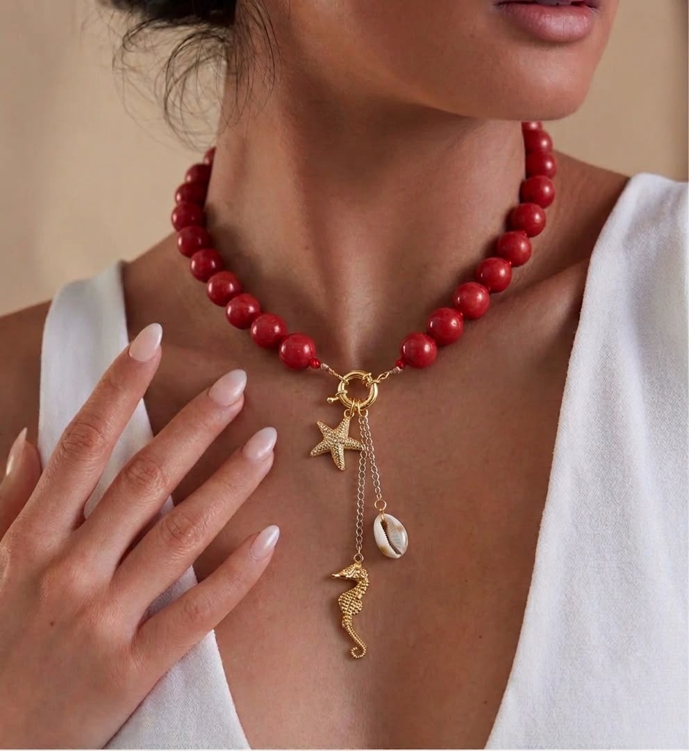 Collar Pasión Tres Islas Elegant con dijes inspirados en el océano y detalles decorativos colgantes.