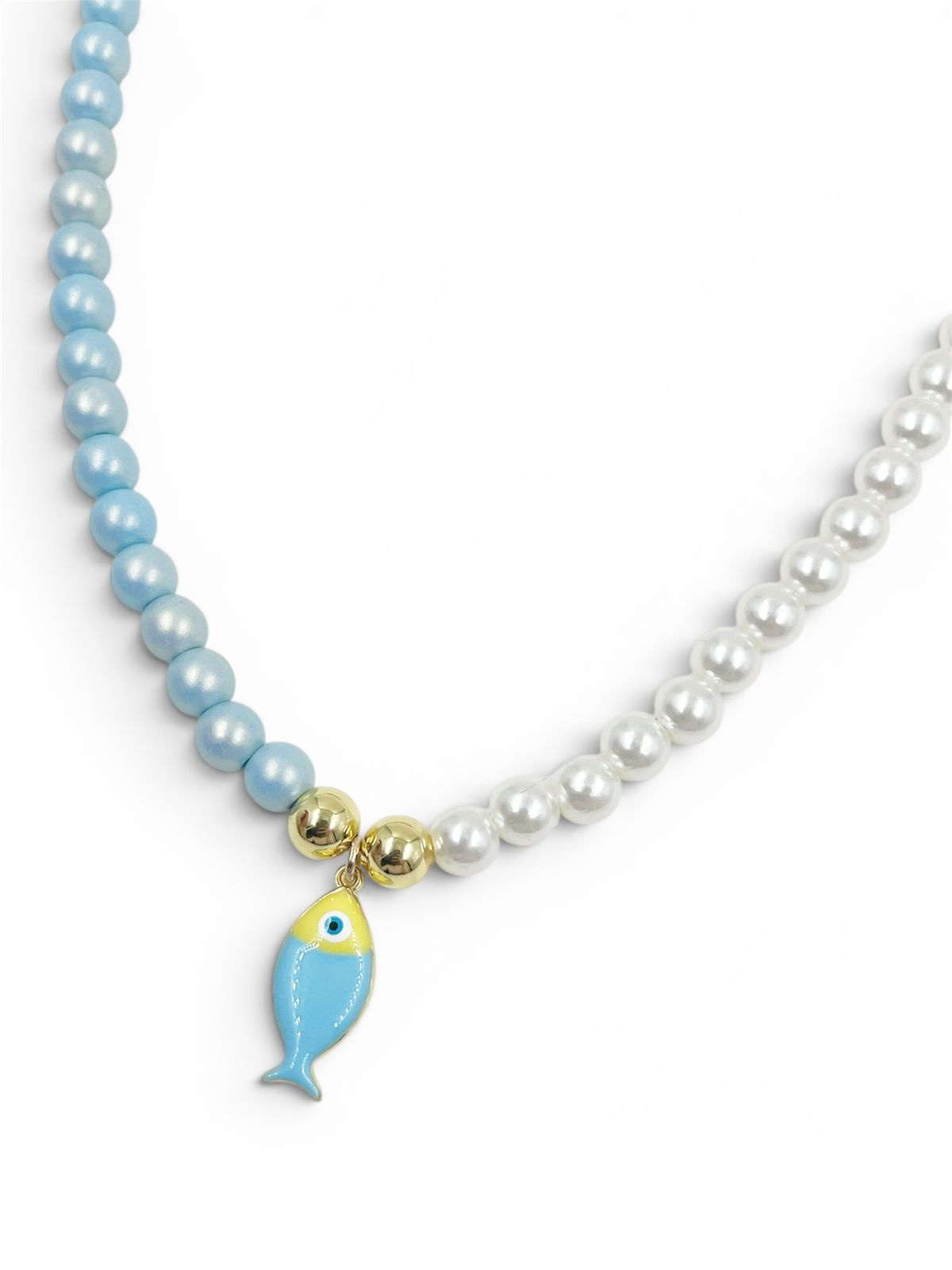Collar Pez Colorido con bolas decorativas y dije de pez inspirado en el océano.