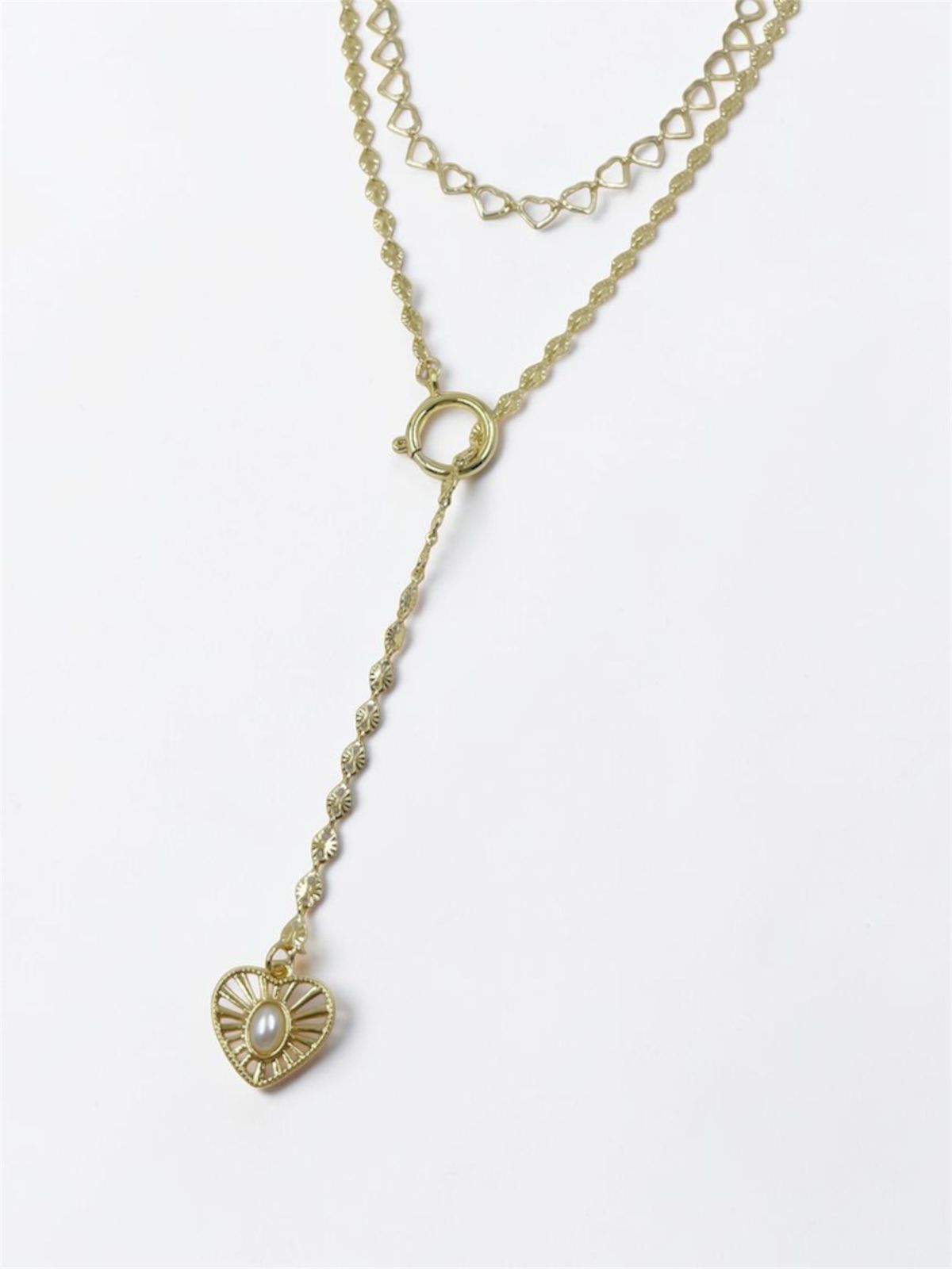 Collar doble con choker de corazones y collar tipo corbatín con dije de corazón y detalle central, ideal para un estilo romántico y elegante.