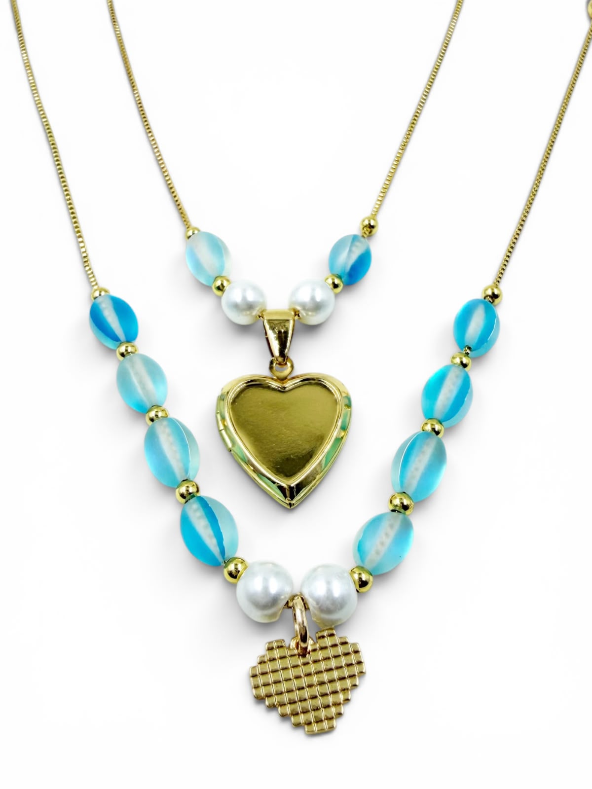 Collar de dos niveles con relicario de corazón dorado y detalles de cristales