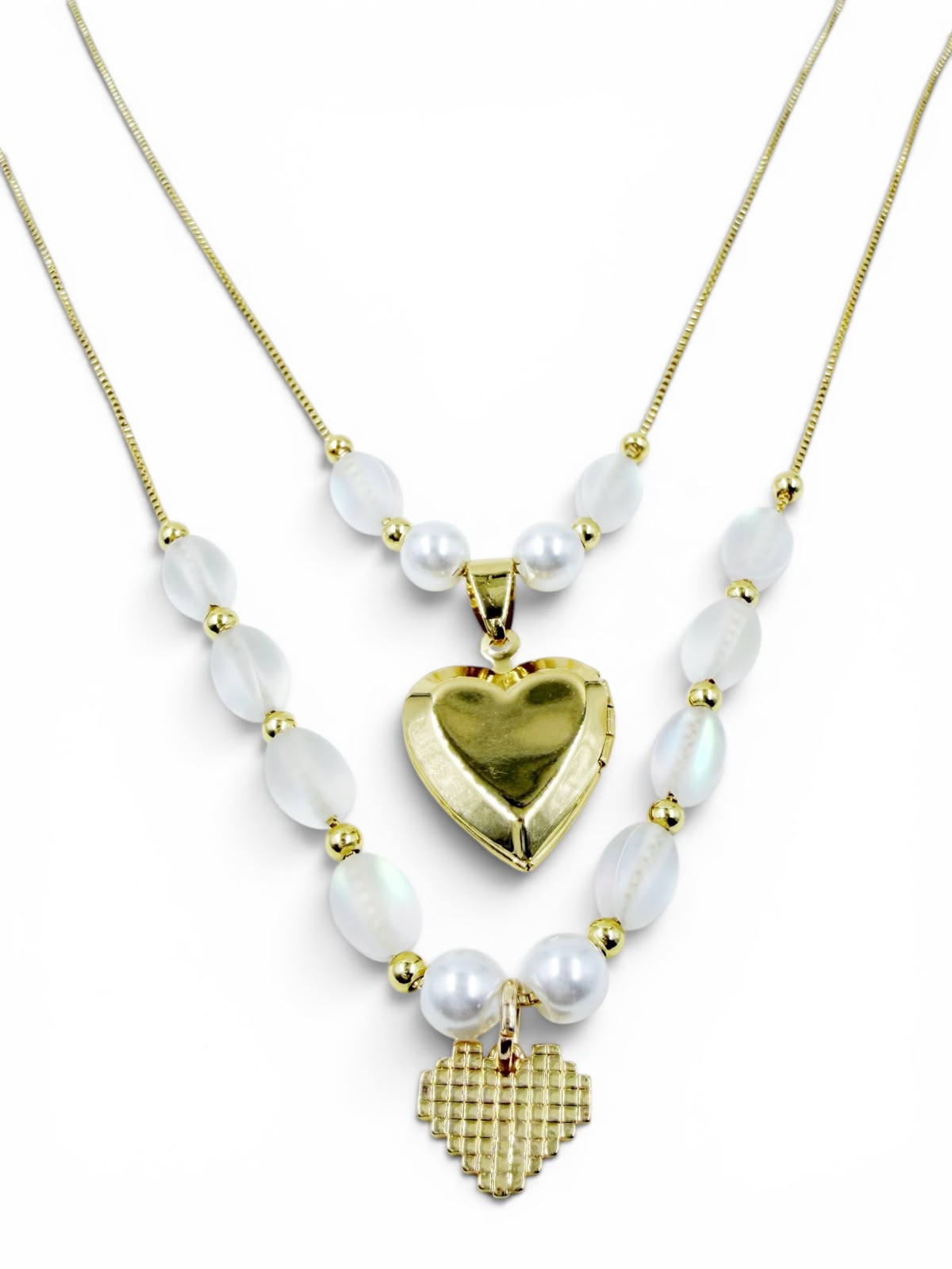 Collar de dos niveles con relicario de corazón dorado y detalles de cristales