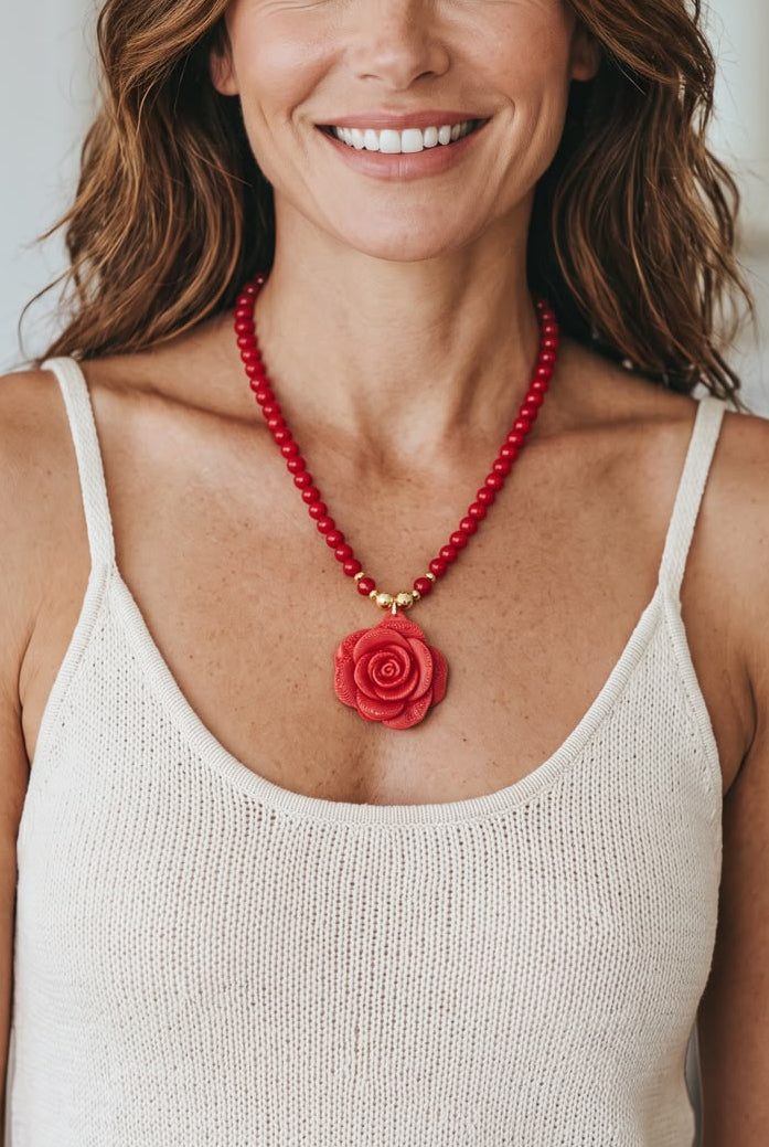 Collar Rosa Vermelha de esferas rojas con dije de rosa en relieve.