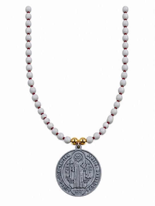 Collar San Benito con medalla en relieve tridimensional y detalles decorativos