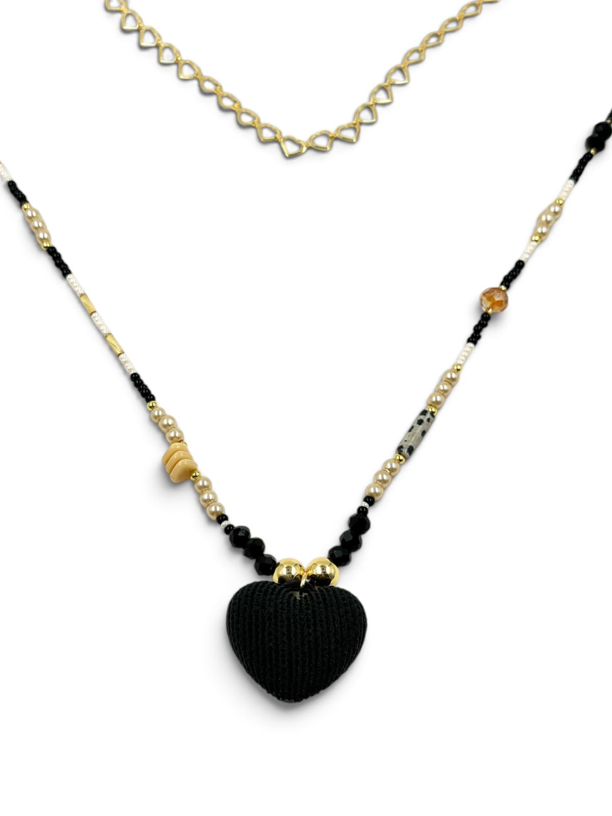 Collar de cuentas con detalles decorativos y dije de corazón.