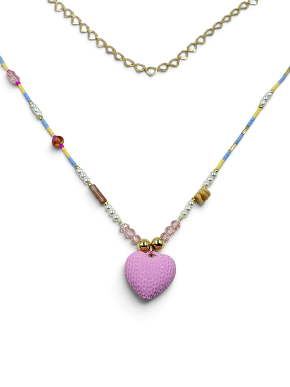 Collar de cuentas con detalles decorativos y dije de corazón.