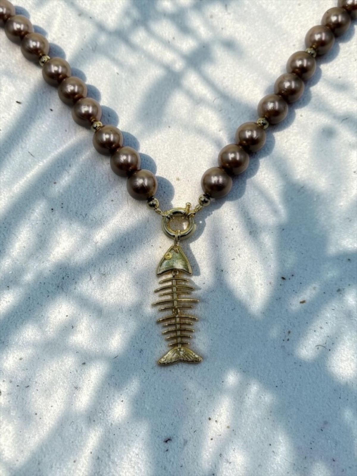 Collar chunky con dije de pez.