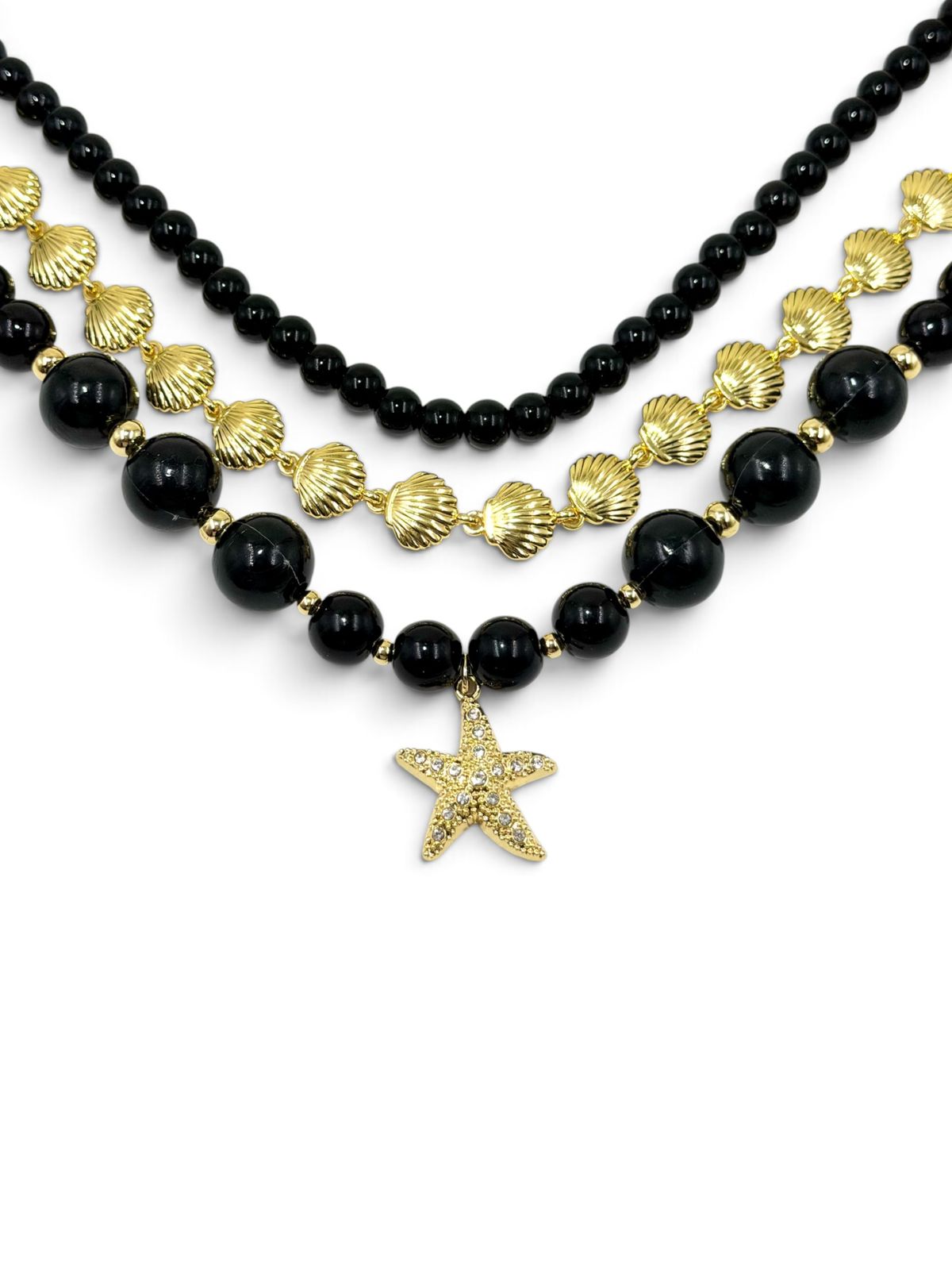Set de tres collares Triple Euforia de Verano con detalles brillantes y dijes decorativos