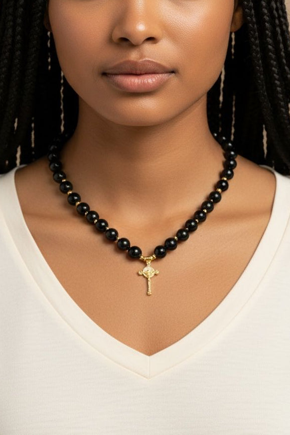 Collar Guadalupana Lux o Cruz con dije decorativo de diseño clásico y estilo elegante para mujer.