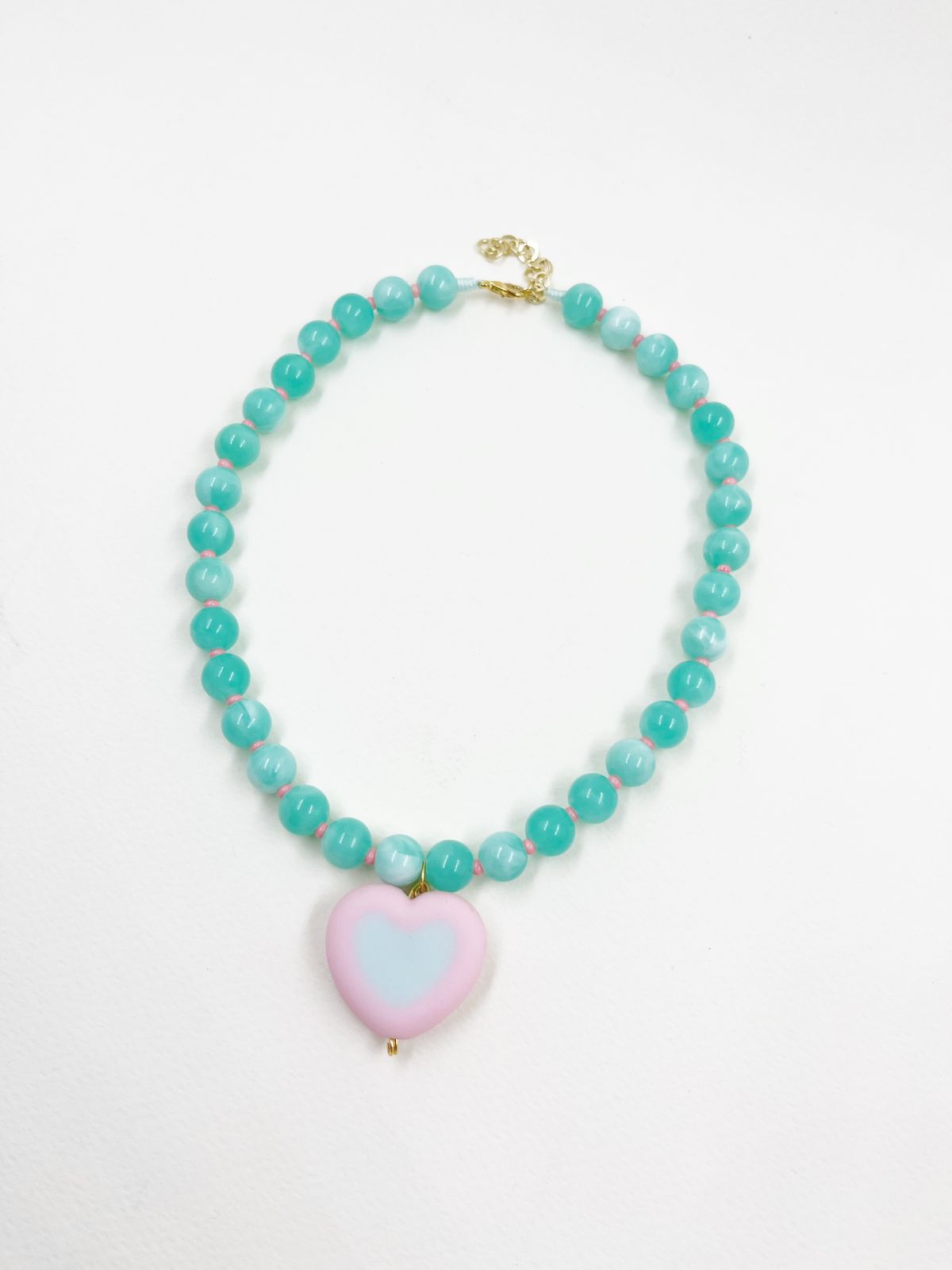 Collar juvenil en rodinado con hilo coreano, esferas acrílicas veteadas y corazón resinado entorchado en oro 18k – Largo 36+5 cm