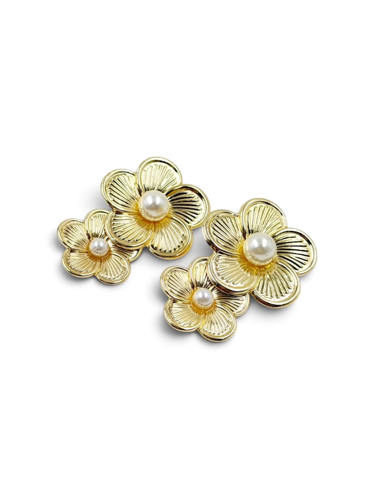 Aretes grandes de diseño llamativo para complementar looks femeninos y modernos.
