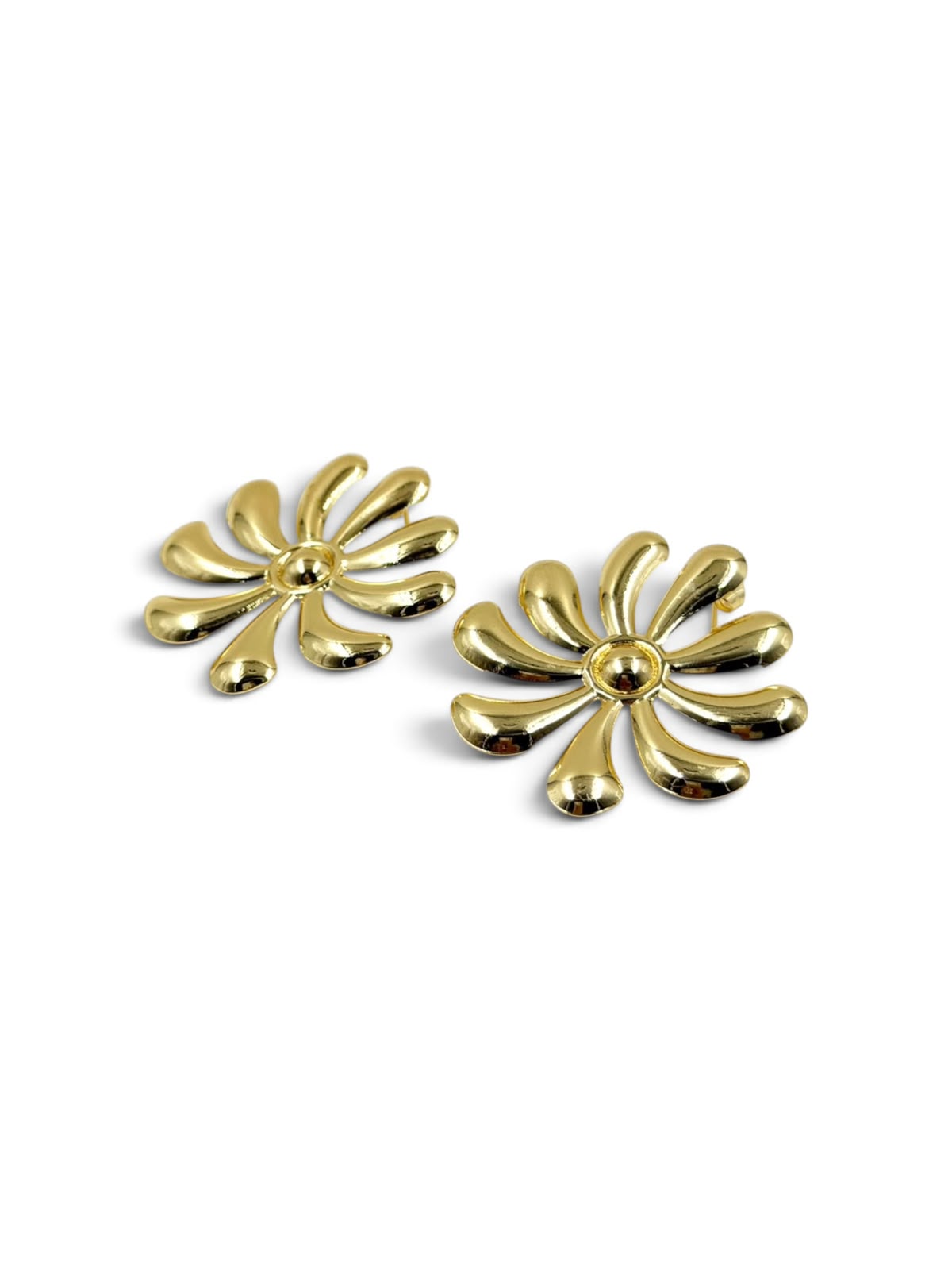 Aretes grandes de diseño llamativo para complementar looks femeninos y modernos.