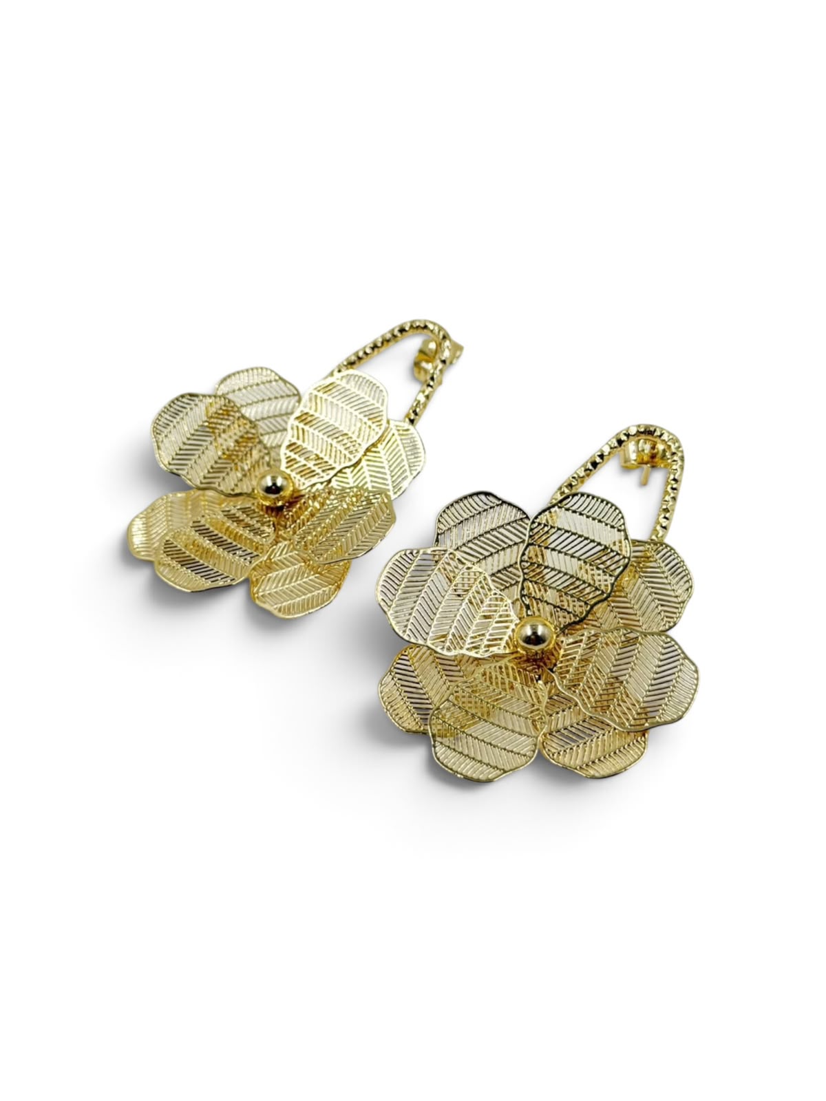Aretes grandes de diseño llamativo para complementar looks femeninos y modernos.
