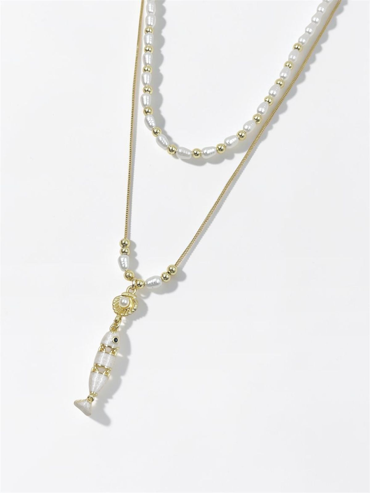 Collar Koi Perlado Gold de doble capa con perlas ovaladas, pez articulado y concha con perla incrustada.