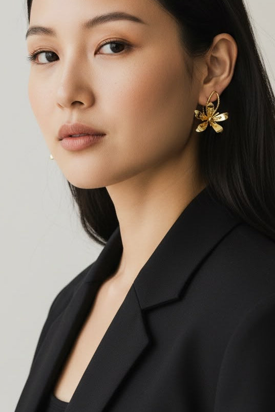 Aretes grandes de diseño llamativo para complementar looks femeninos y modernos.