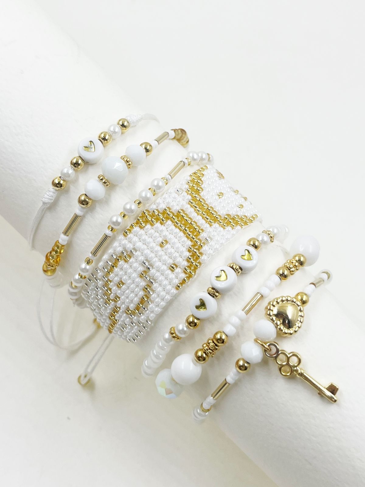 Maxipulsera Love Key de múltiples vueltas con corazones, llave decorativa y detalles artesanales para mujer.