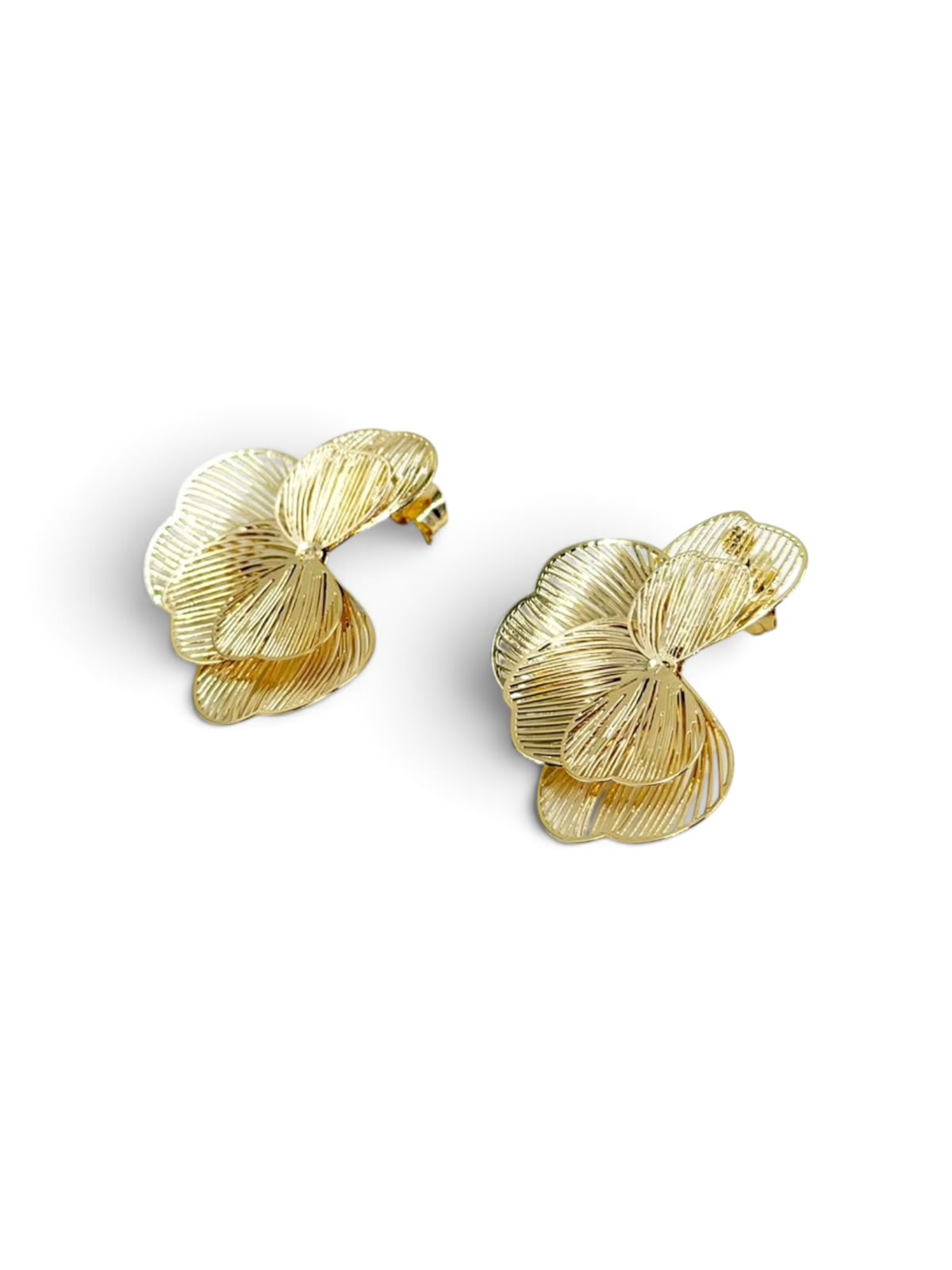 Aretes grandes de diseño llamativo para complementar looks femeninos y modernos.
