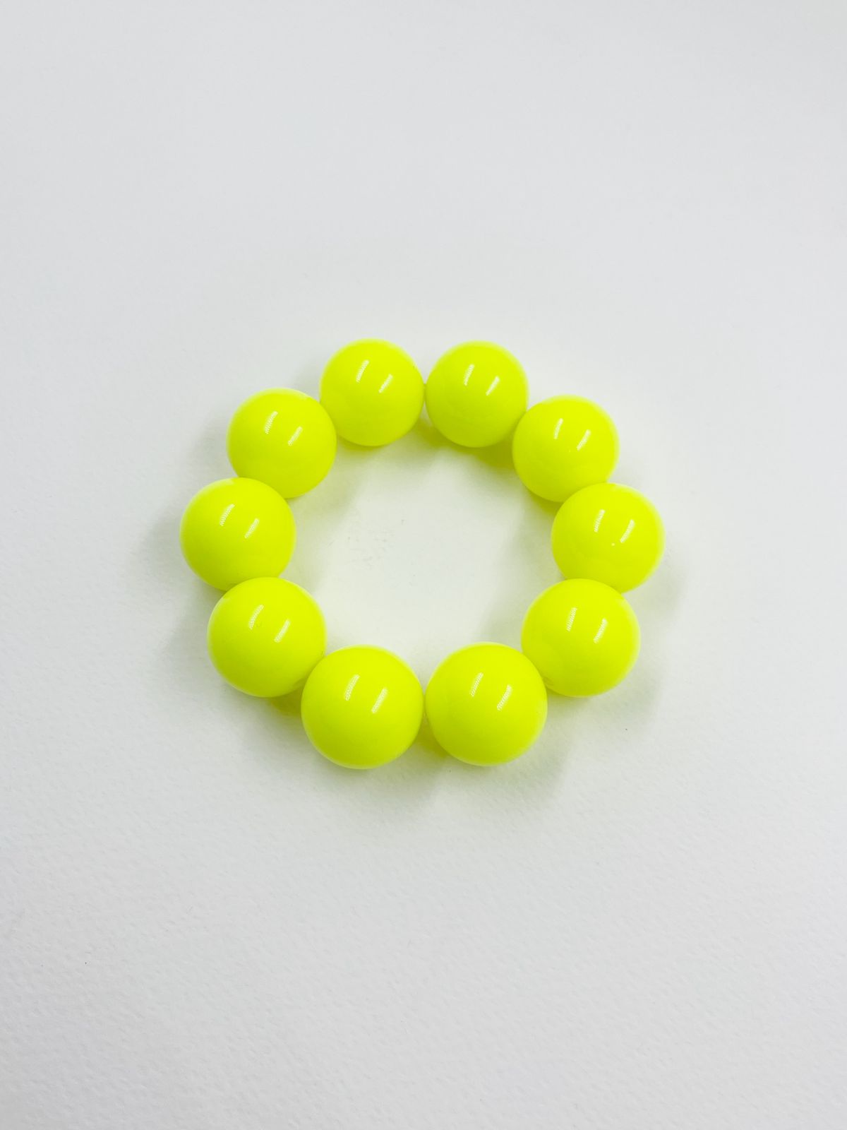 Pulsera artesanal en nylon elástico con esferas de resina brillante – Ajustable a la muñeca