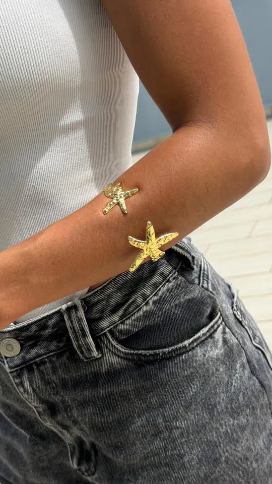 Brazalete Star Duplex Martillada dorada ajustable para mujer
Brazalete moderno con acabado martillado y diseño elegante
Accesorio dorado ajustable para muñeca o antebrazo