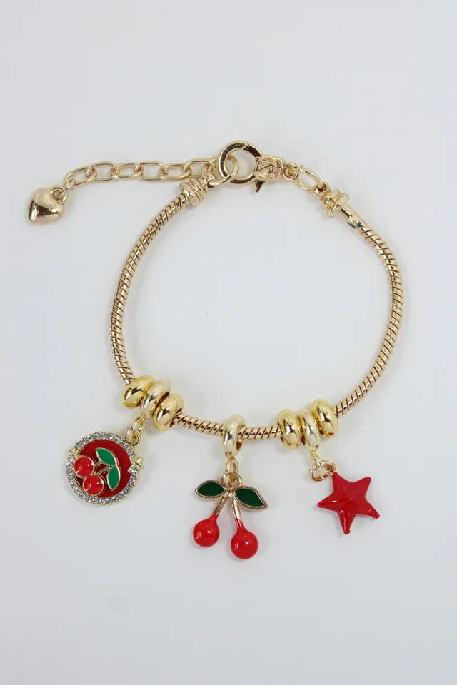 "Pulsera Charms Fruits Star en guaya articulada con dijes rodinados pintados y lacados, separadores dorados y broche pico loro ajustable. Joyería artesanal elegante y versátil.
