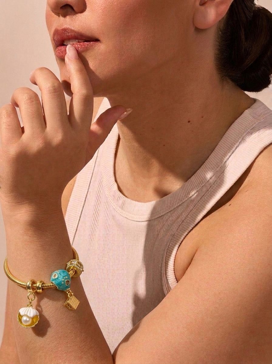 Pulsera juvenil con guaya rodinada, dijes esmaltados y microcircones – Ajustable con extensión y broche pico loro