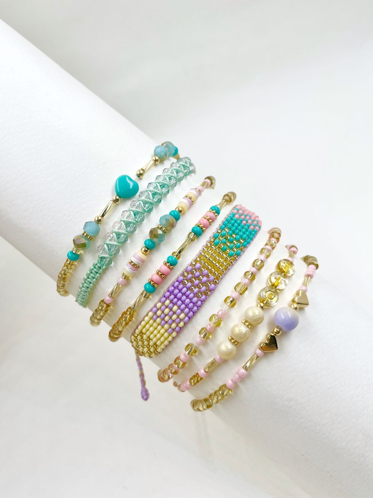 Pulsera Cuentas de Ensueño tejida en macramé y telar con cristales, balines dorados y corazón turquesa