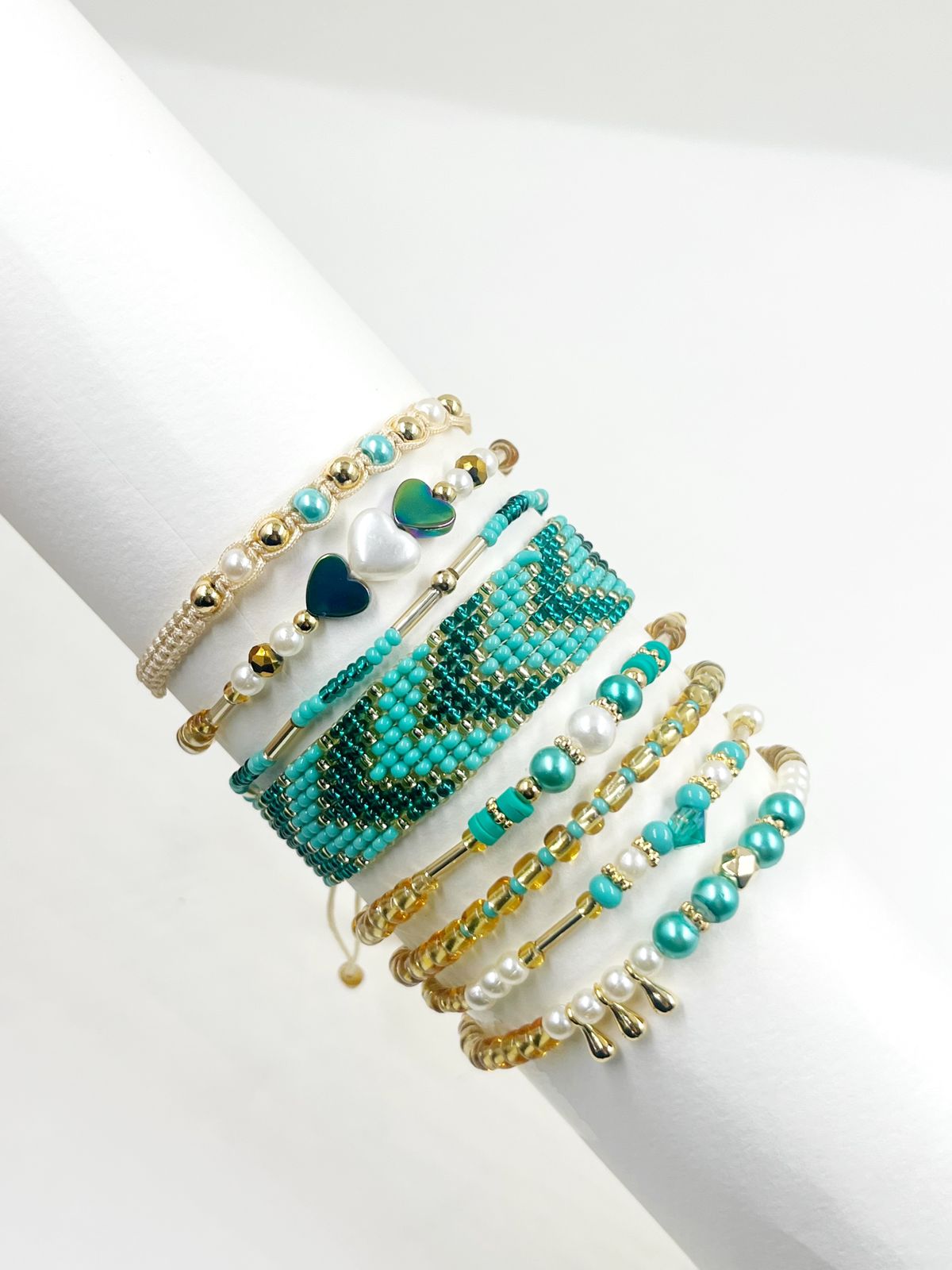 Pulsera tejida en telar y macramé con mostacilla checa, cristales rondel y baño de oro 18k – Ajustable