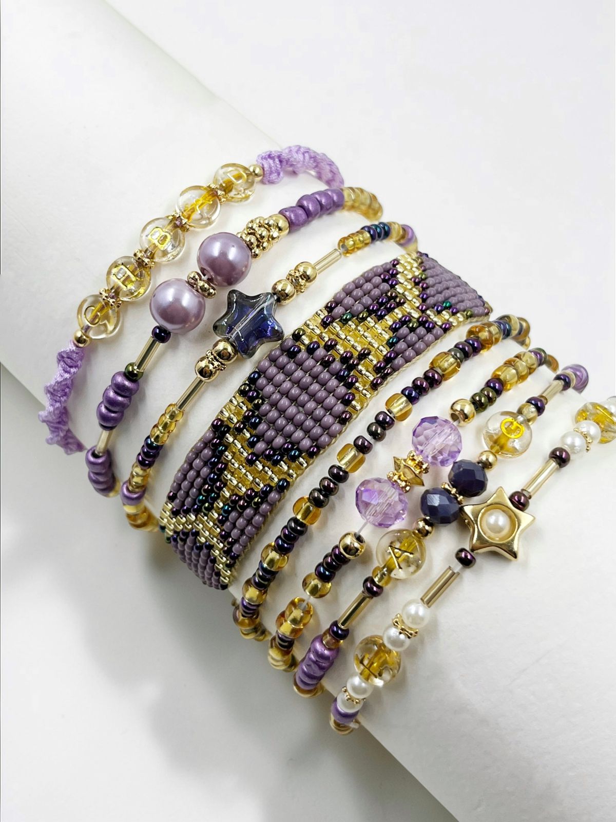 Joyería Artesanal Multivueltas con Cristales y Detalles Dorados