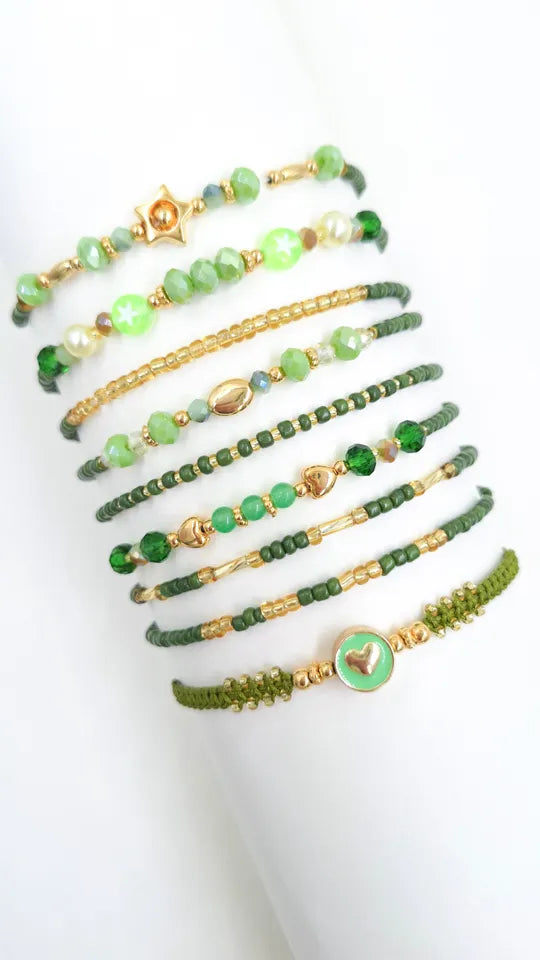 Pulsera Olivo de Amor tejida en macramé con balines en gold field, perlas esmaltadas